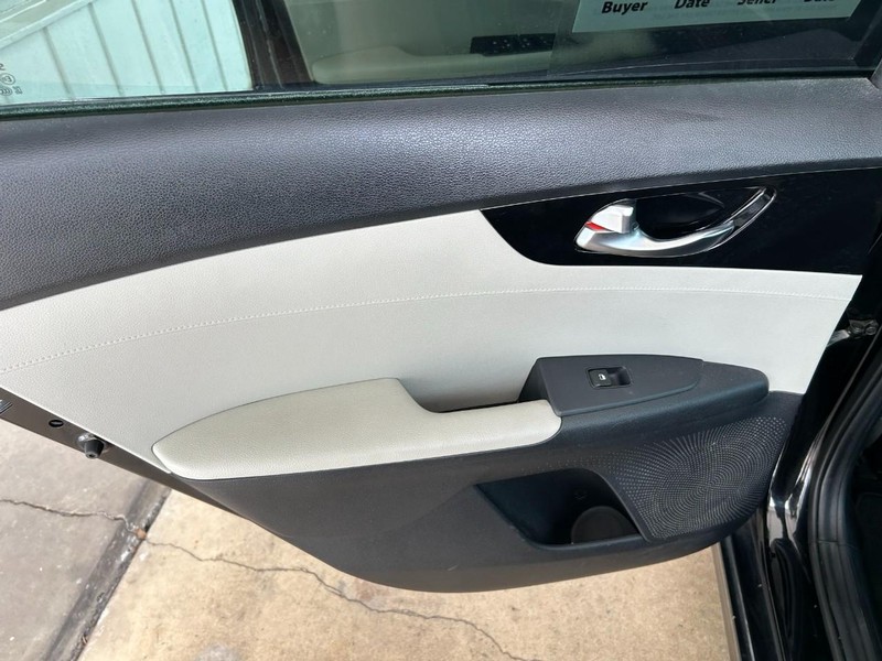 Kia Forte Vehicle Full-screen Gallery Image 22