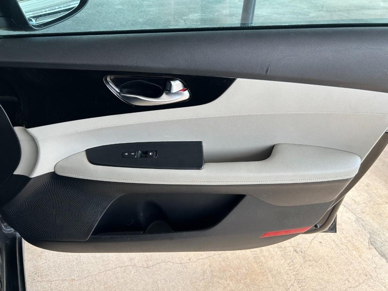 Kia Forte Vehicle Full-screen Gallery Image 26