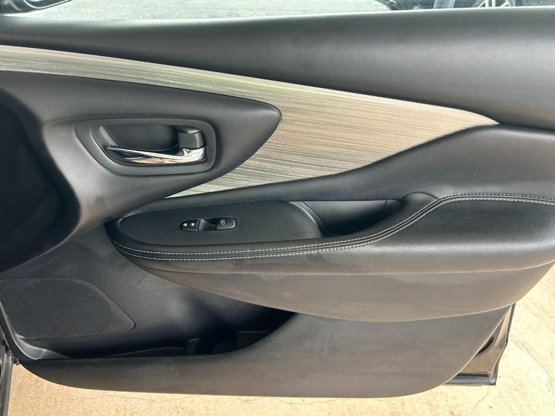 Nissan Murano Vehicle Full-screen Gallery Image 17