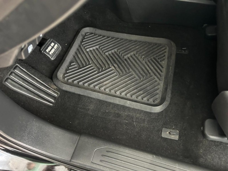 Nissan Murano Vehicle Full-screen Gallery Image 20