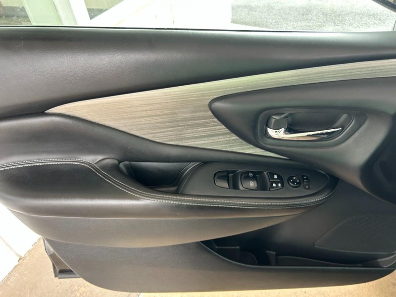 Nissan Murano Vehicle Full-screen Gallery Image 21