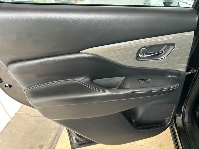 Nissan Murano Vehicle Full-screen Gallery Image 24