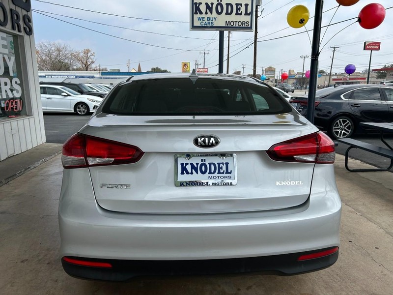 Kia Forte Vehicle Full-screen Gallery Image 03