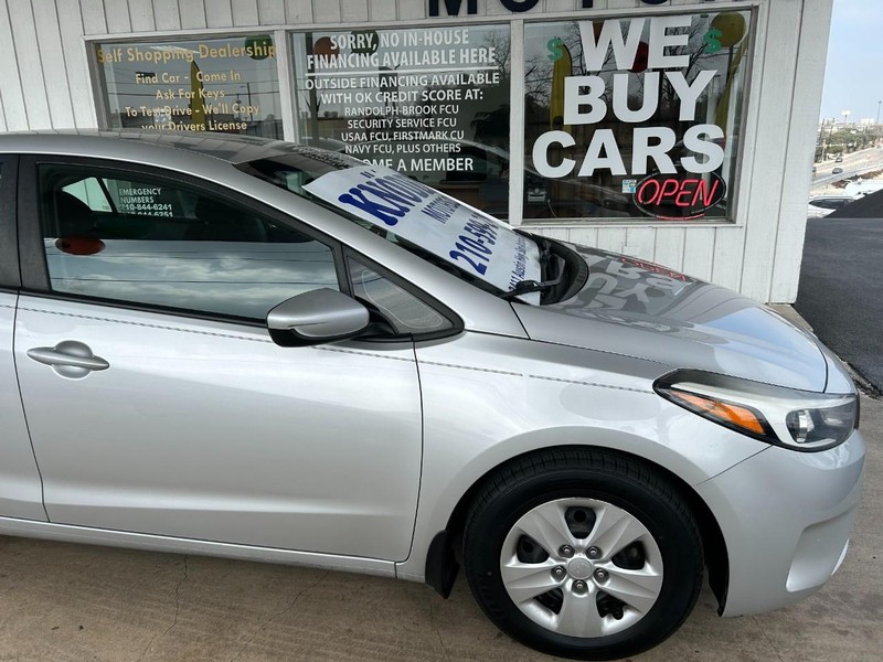 Kia Forte Vehicle Full-screen Gallery Image 04