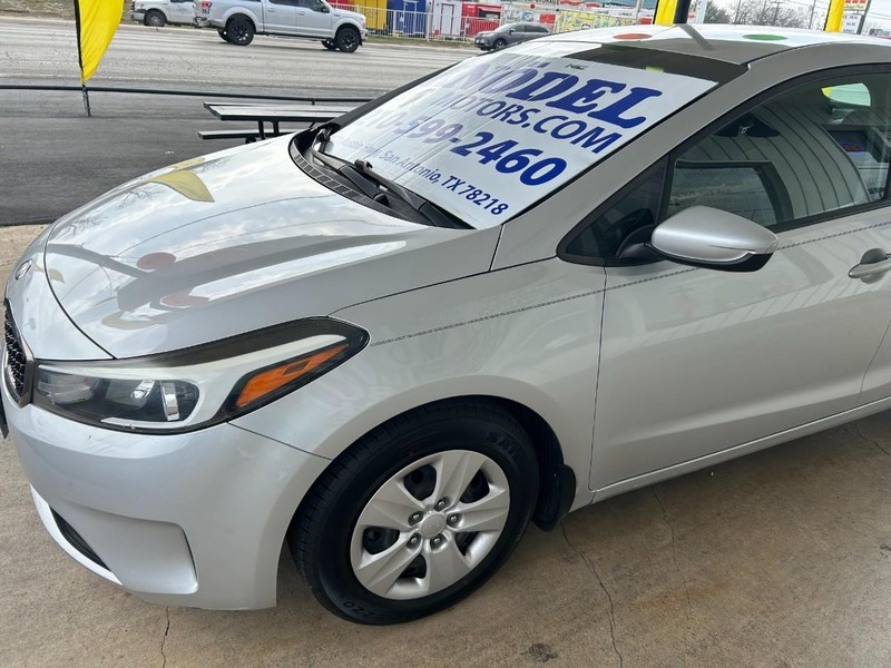 Kia Forte Vehicle Full-screen Gallery Image 05