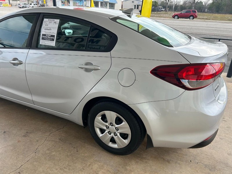 Kia Forte Vehicle Full-screen Gallery Image 06