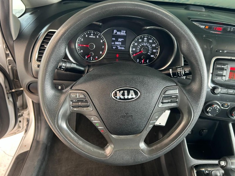Kia Forte Vehicle Full-screen Gallery Image 10