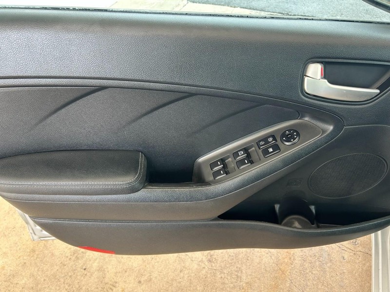 Kia Forte Vehicle Full-screen Gallery Image 16