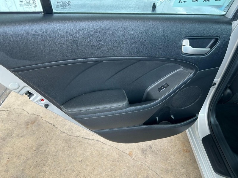 Kia Forte Vehicle Full-screen Gallery Image 20