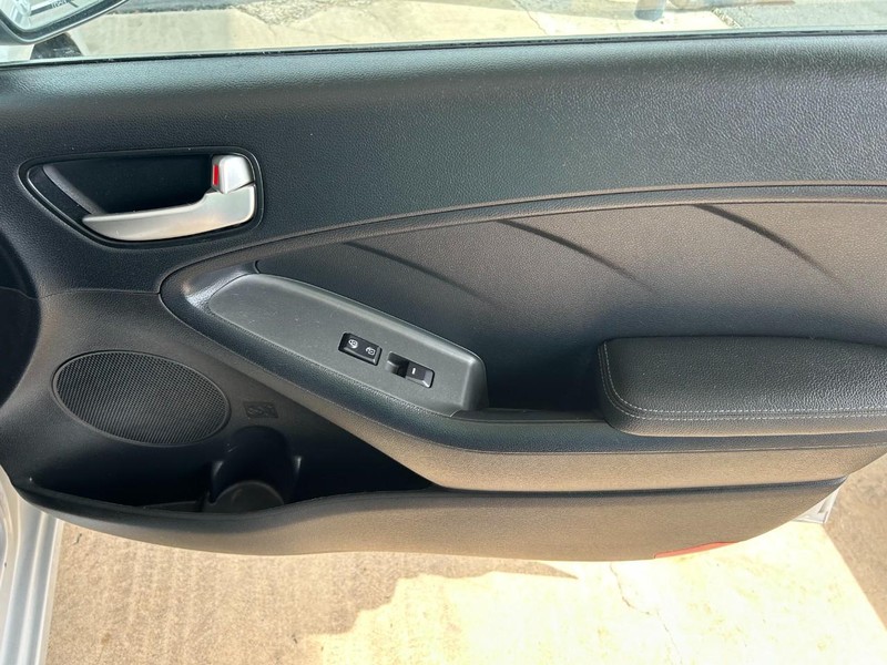 Kia Forte Vehicle Full-screen Gallery Image 24