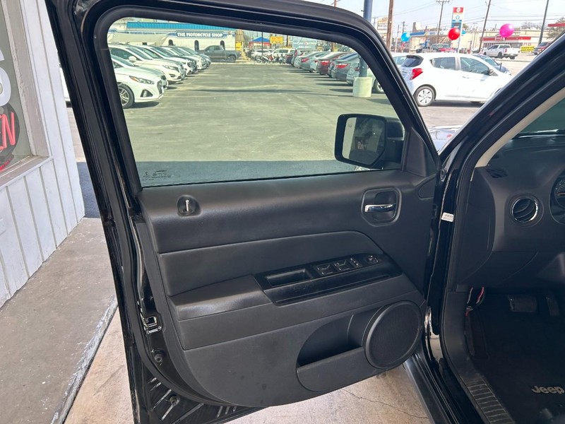 Jeep Patriot Vehicle Full-screen Gallery Image 10