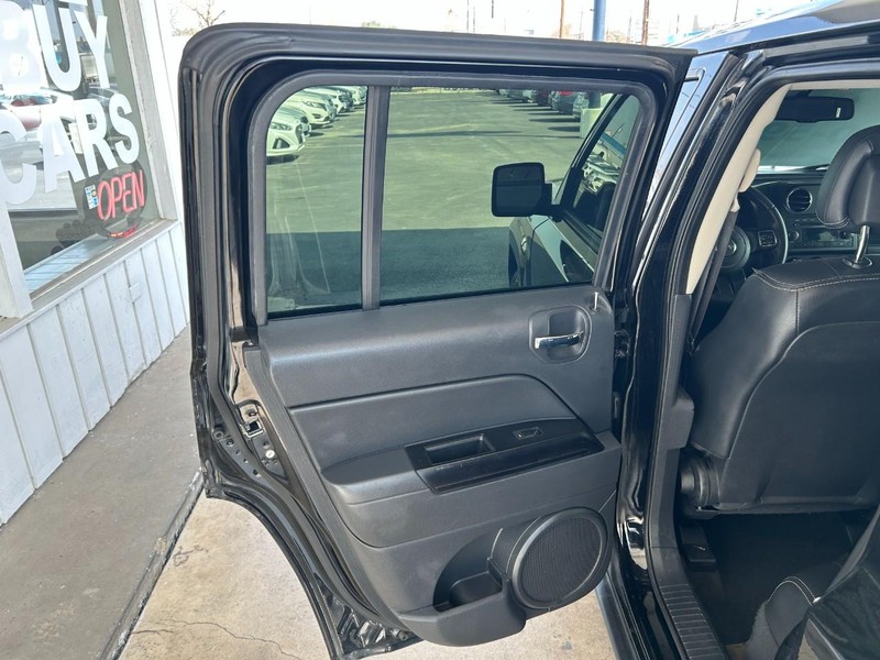 Jeep Patriot Vehicle Full-screen Gallery Image 13