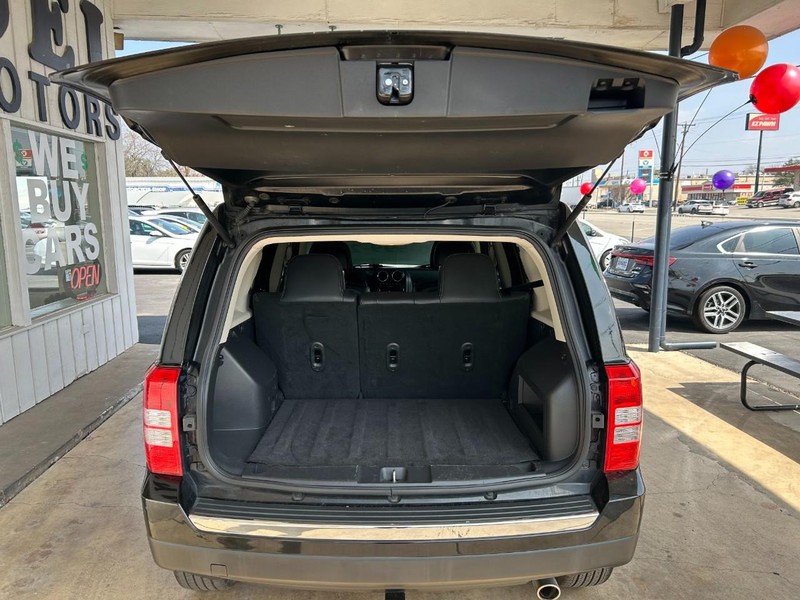 Jeep Patriot Vehicle Full-screen Gallery Image 14