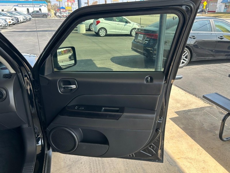 Jeep Patriot Vehicle Full-screen Gallery Image 17