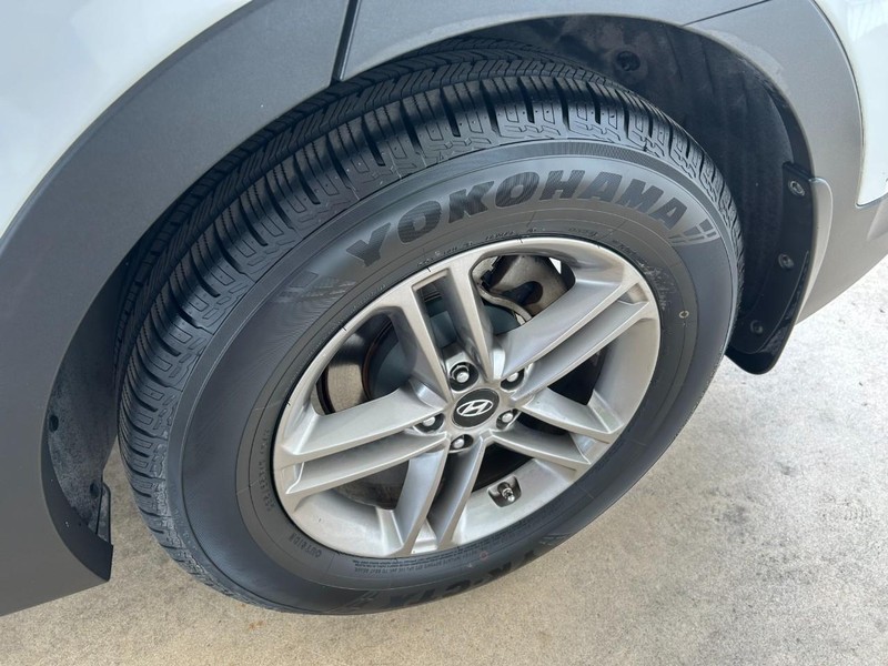 Hyundai Santa Fe Sport Vehicle Full-screen Gallery Image 08