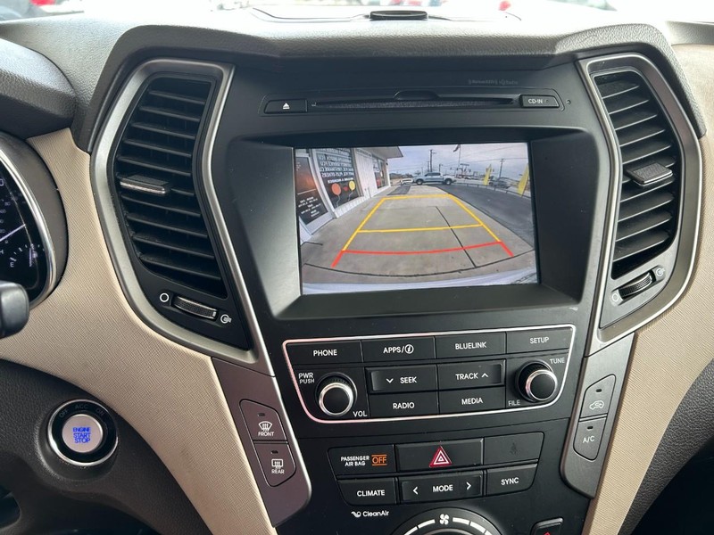 Hyundai Santa Fe Sport Vehicle Full-screen Gallery Image 12