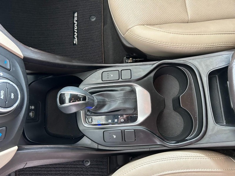 Hyundai Santa Fe Sport Vehicle Full-screen Gallery Image 15