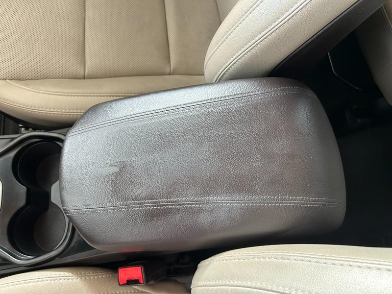 Hyundai Santa Fe Sport Vehicle Full-screen Gallery Image 16