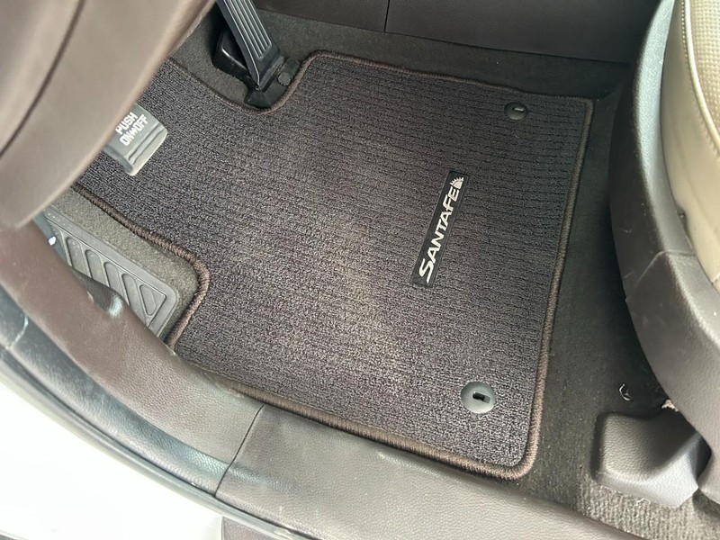 Hyundai Santa Fe Sport Vehicle Full-screen Gallery Image 19