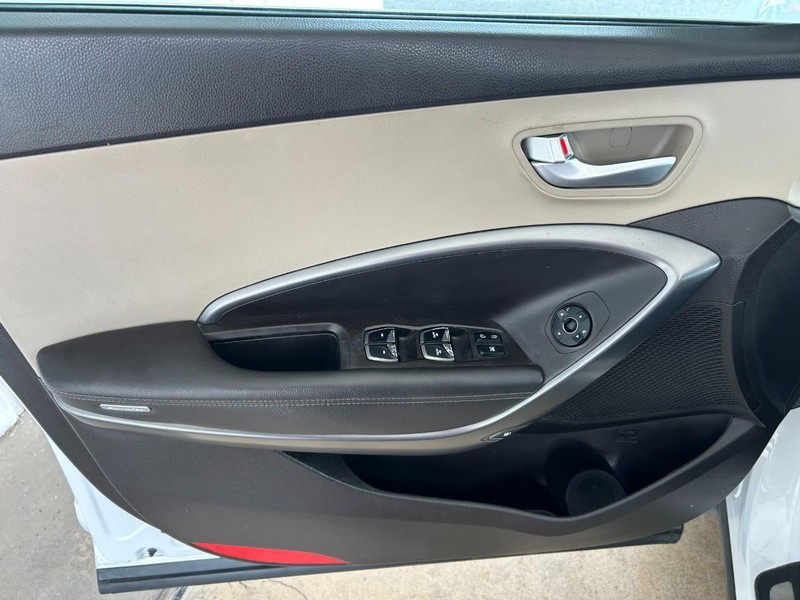 Hyundai Santa Fe Sport Vehicle Full-screen Gallery Image 20