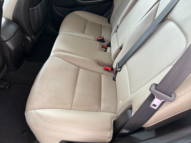 Hyundai Santa Fe Sport Vehicle Full-screen Gallery Image 21