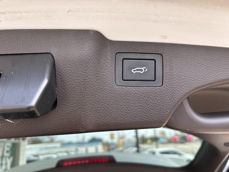 Hyundai Santa Fe Sport Vehicle Full-screen Gallery Image 24