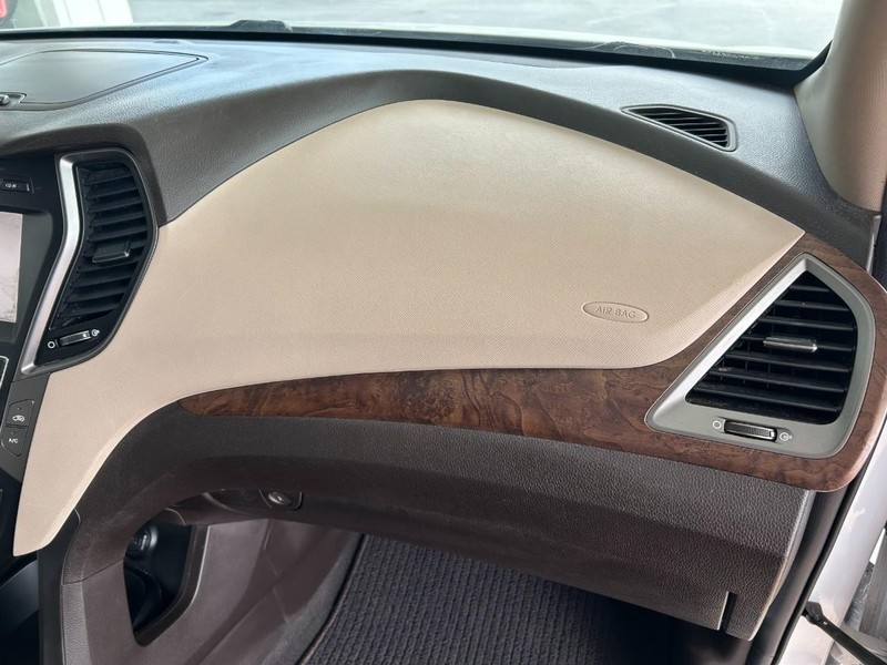 Hyundai Santa Fe Sport Vehicle Full-screen Gallery Image 25