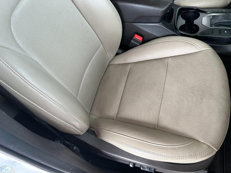 Hyundai Santa Fe Sport Vehicle Full-screen Gallery Image 26