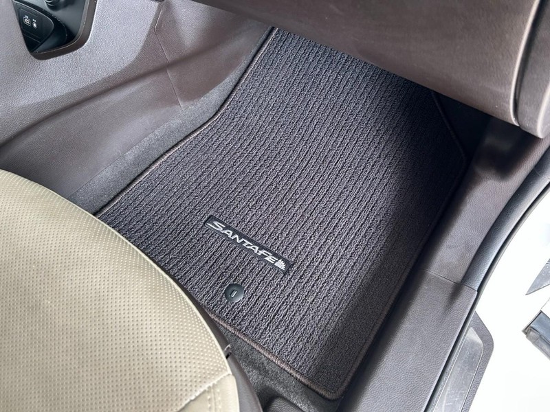 Hyundai Santa Fe Sport Vehicle Full-screen Gallery Image 27