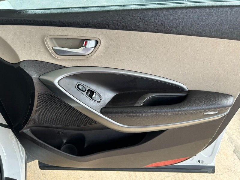 Hyundai Santa Fe Sport Vehicle Full-screen Gallery Image 28