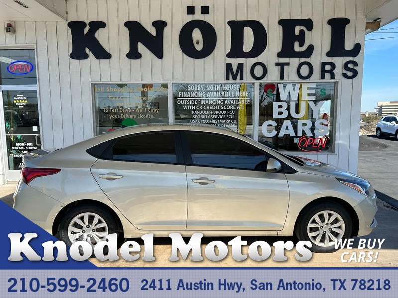 Hyundai Accent 4-Door Vehicle Full-screen Gallery Image 01