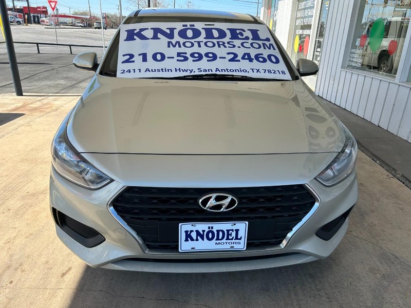 Hyundai Accent 4-Door Vehicle Full-screen Gallery Image 02