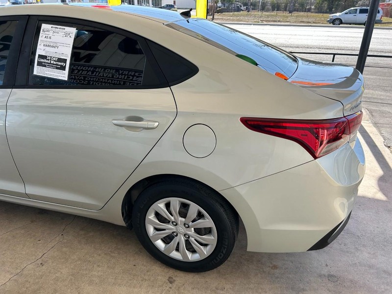 Hyundai Accent 4-Door Vehicle Full-screen Gallery Image 06