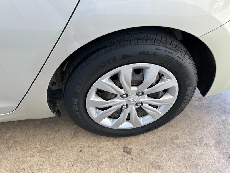 Hyundai Accent 4-Door Vehicle Full-screen Gallery Image 08