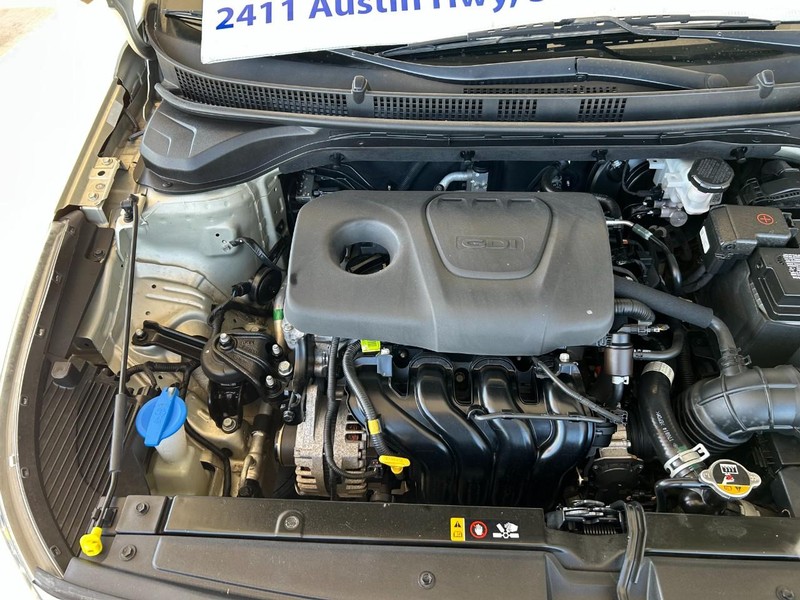 Hyundai Accent 4-Door Vehicle Full-screen Gallery Image 10