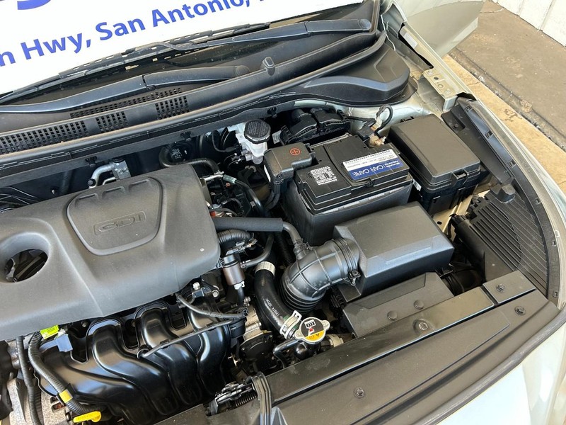 Hyundai Accent 4-Door Vehicle Full-screen Gallery Image 11