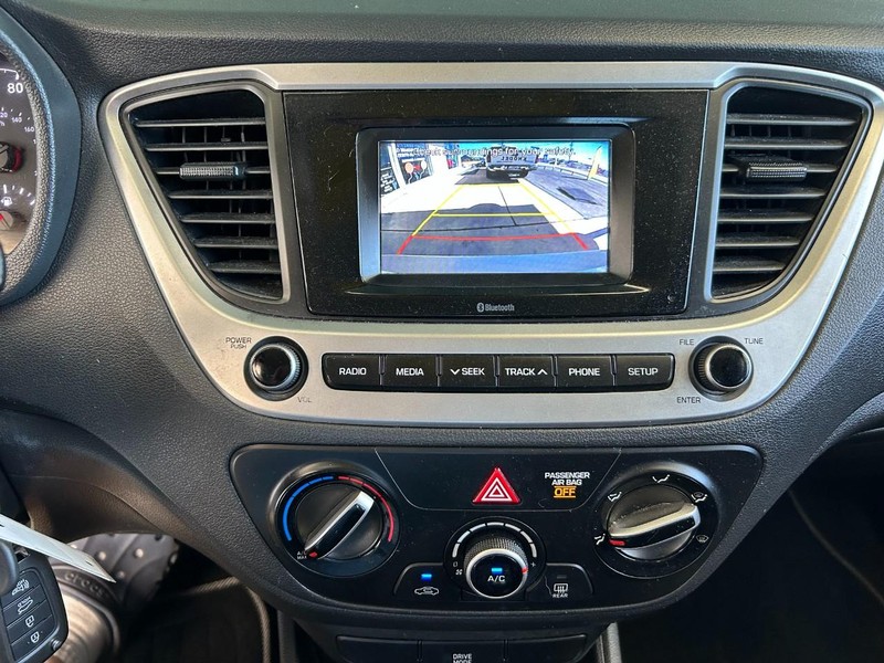 Hyundai Accent 4-Door Vehicle Full-screen Gallery Image 12