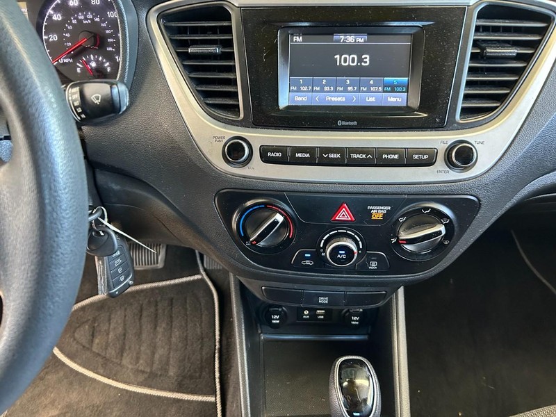 Hyundai Accent 4-Door Vehicle Full-screen Gallery Image 14