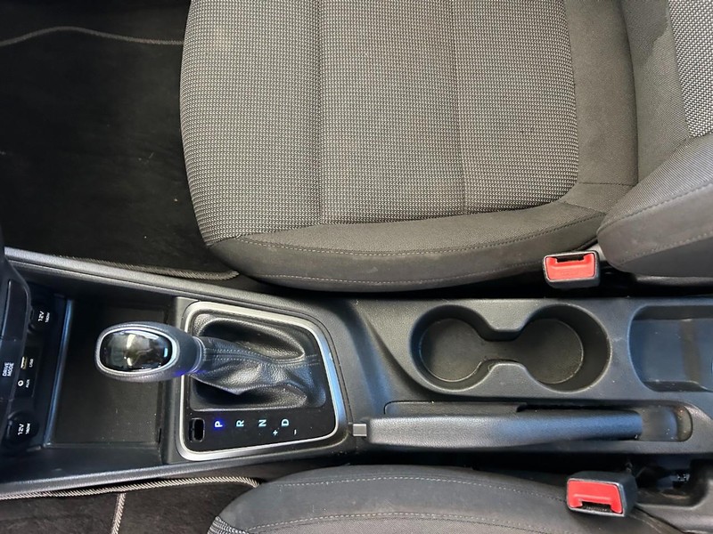 Hyundai Accent 4-Door Vehicle Full-screen Gallery Image 15