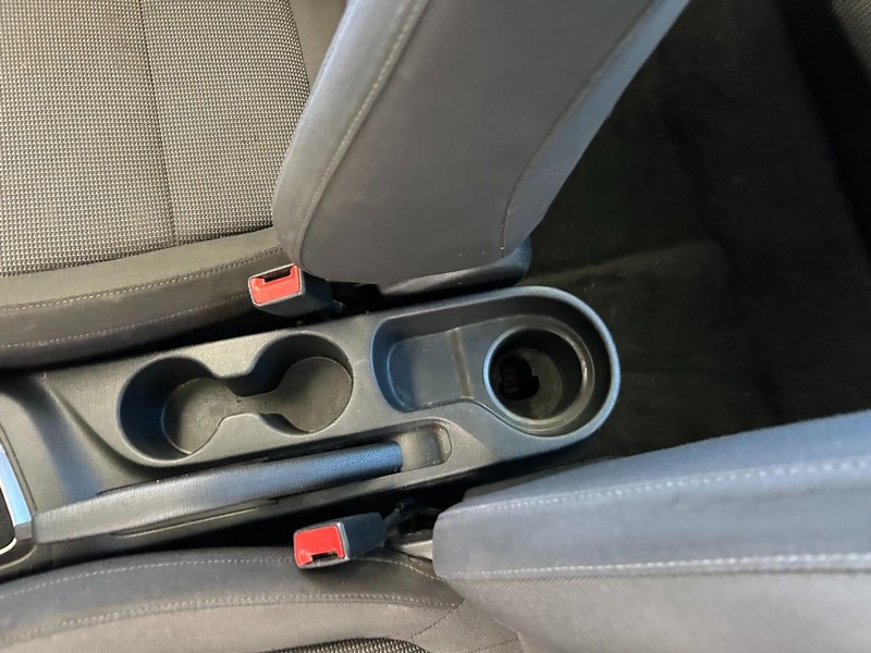 Hyundai Accent 4-Door Vehicle Full-screen Gallery Image 16