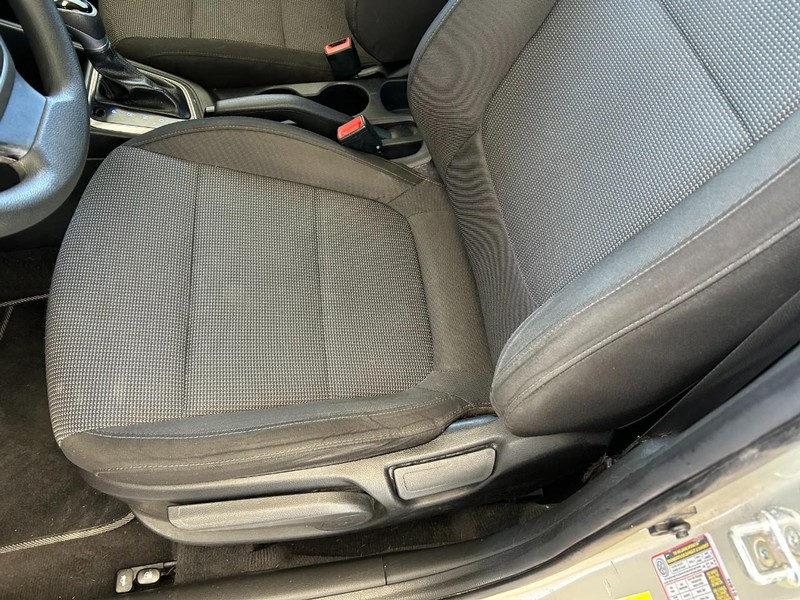 Hyundai Accent 4-Door Vehicle Full-screen Gallery Image 17