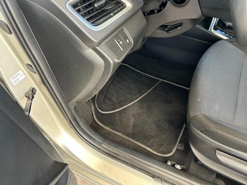 Hyundai Accent 4-Door Vehicle Full-screen Gallery Image 18