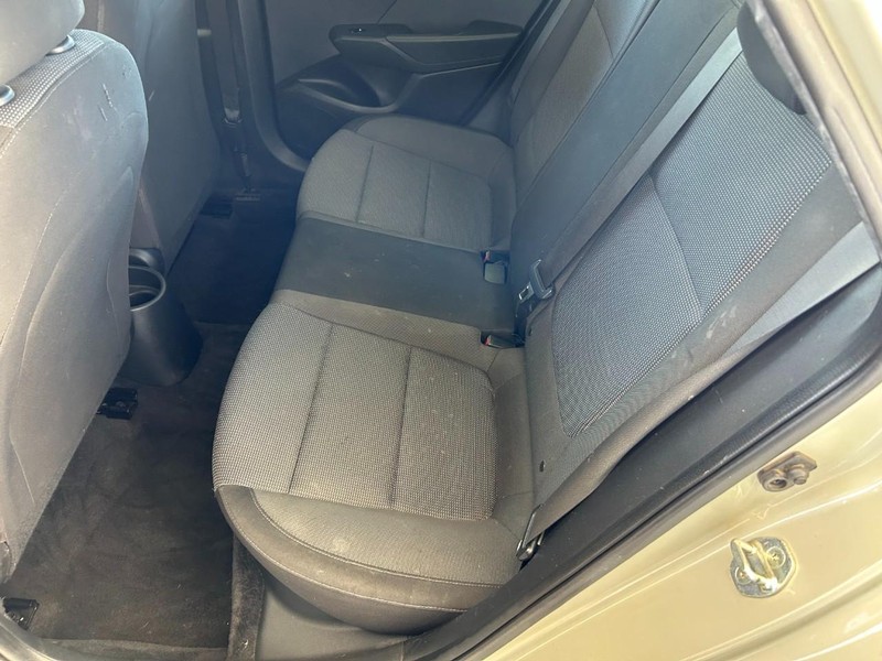 Hyundai Accent 4-Door Vehicle Full-screen Gallery Image 19