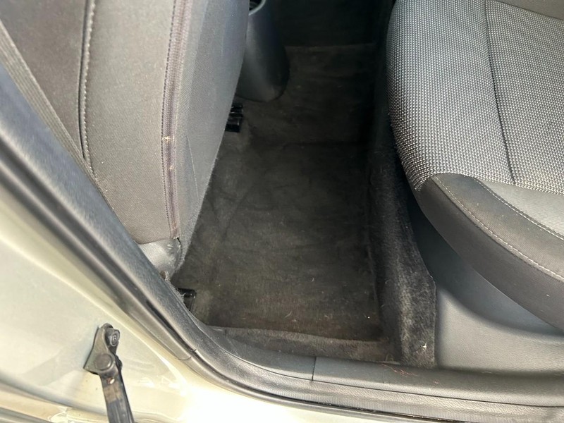 Hyundai Accent 4-Door Vehicle Full-screen Gallery Image 20