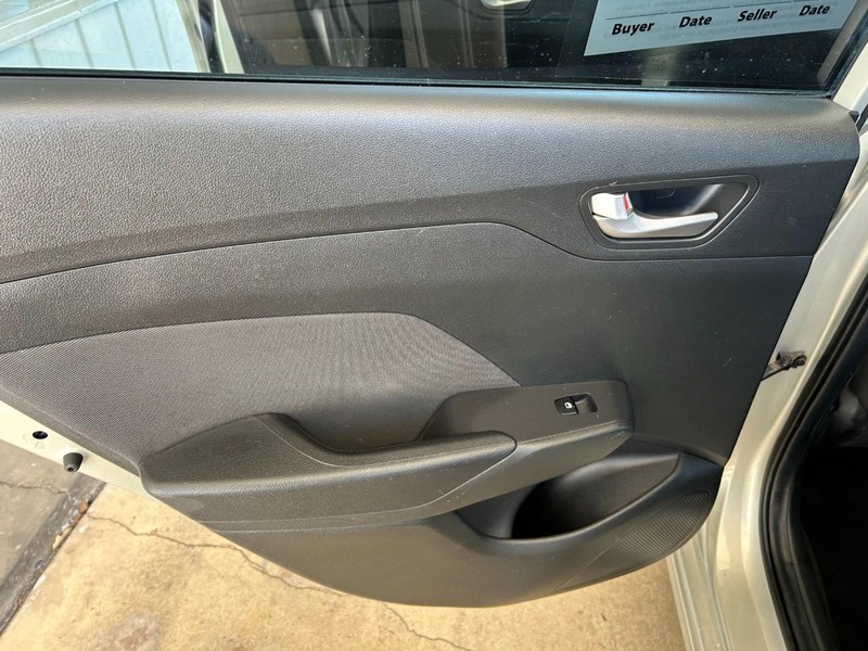 Hyundai Accent 4-Door Vehicle Full-screen Gallery Image 21