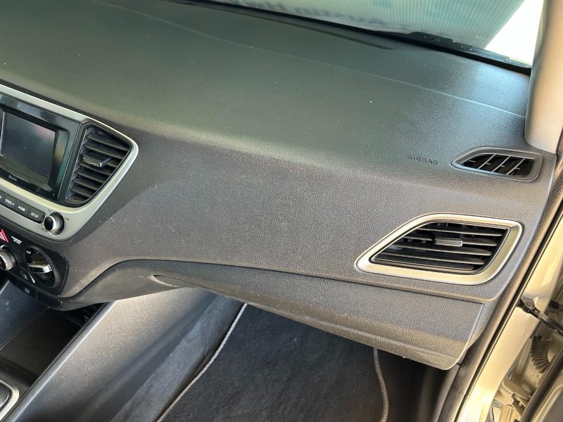 Hyundai Accent 4-Door Vehicle Full-screen Gallery Image 22