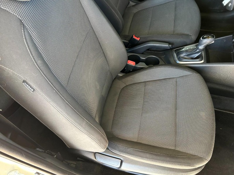 Hyundai Accent 4-Door Vehicle Full-screen Gallery Image 23