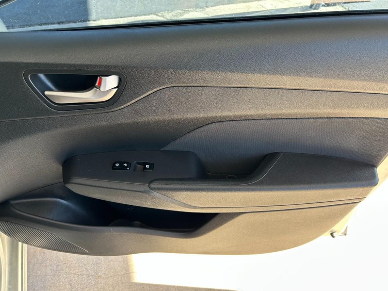 Hyundai Accent 4-Door Vehicle Full-screen Gallery Image 25