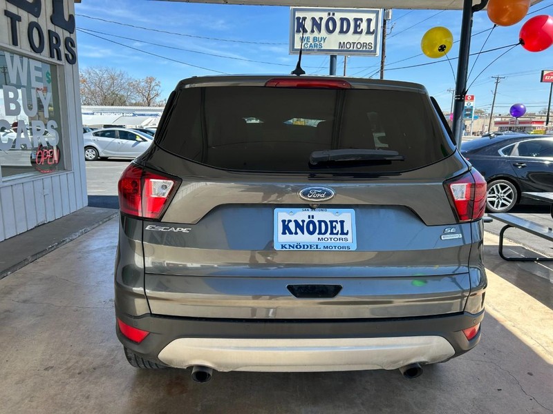 Ford Escape Vehicle Full-screen Gallery Image 03