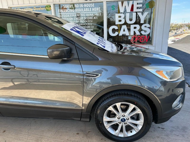 Ford Escape Vehicle Full-screen Gallery Image 04